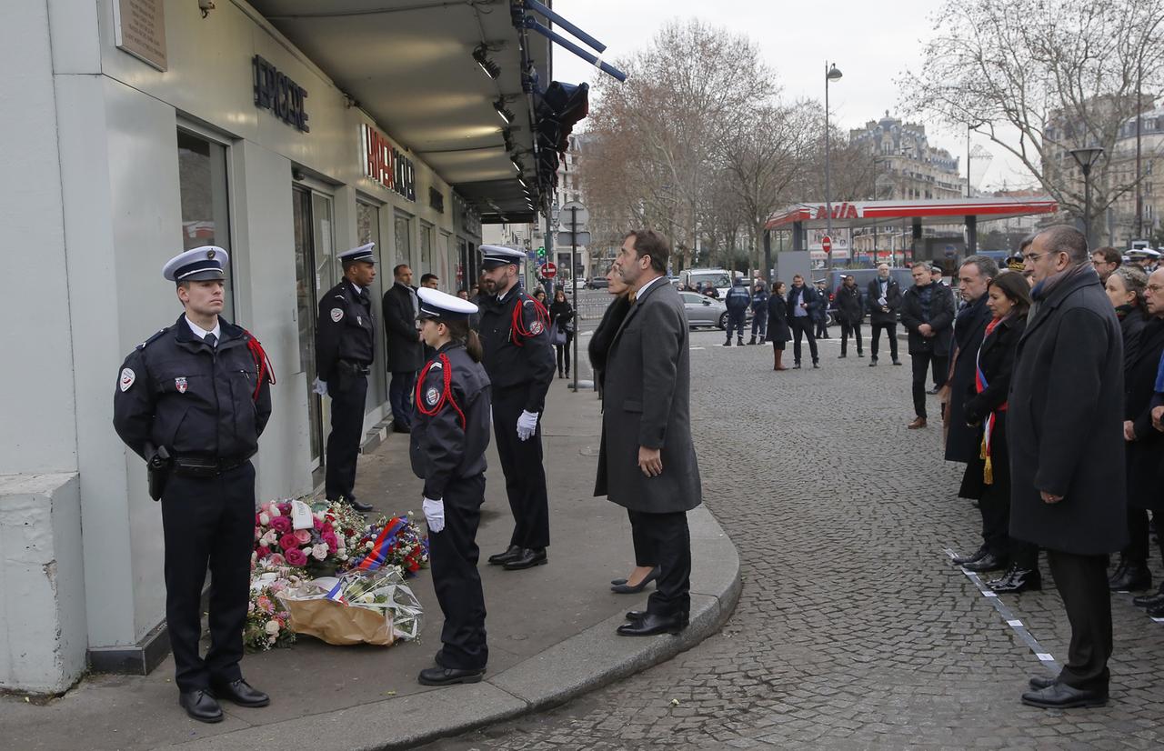 Frankreichs Innenminister Christophe Castaner legt am 7. Januar 2019 während einer Gedenkfeier vor einem koscheren jüdischen Supermarkt einen Blumenkranz nieder.  Dort hatte ein Franzose, der sich selbst als Islamist bezeichnete mehrere Menschen getötet. (AP Photo/Michel Euler, Pool)