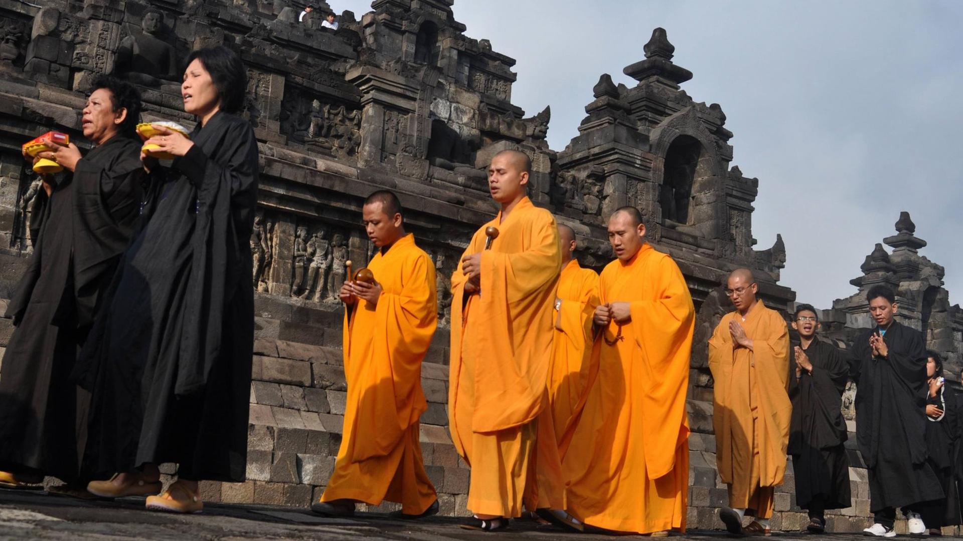 Buddhistische Mönche bei einer Prozession zum Vesakh in Magelang, Indonesien. Buddhisten in Indonesien feiern Vesakh an dieser Stätte jedes Jahr, was sie zu einer der meist besuchten Touristenattraktionen des Landes macht. Die Zeremonie wird während des Vollmondes im Mai oder Juni jeden Jahres durchgeführt. Sie konzentriert sich auf drei buddhistische Tempel, fängt mit einem Fußmarsch in Mendut an, geht weiter nach Pawon und endet in Borobudur.