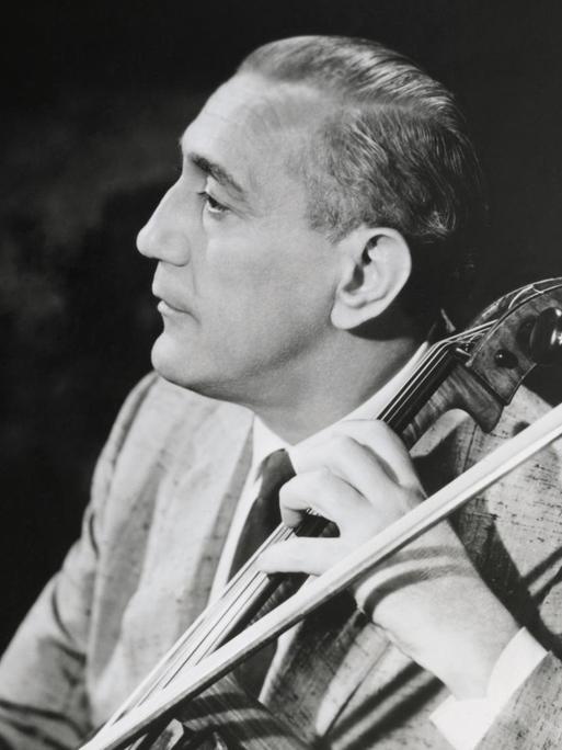 Porträt des Cellisten Gregor Piatigorsky an seinem Cello.