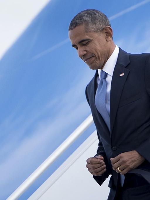 US-Präsident Obama steigt bei seiner Ankunft in Griechenland aus dem Flugzeug