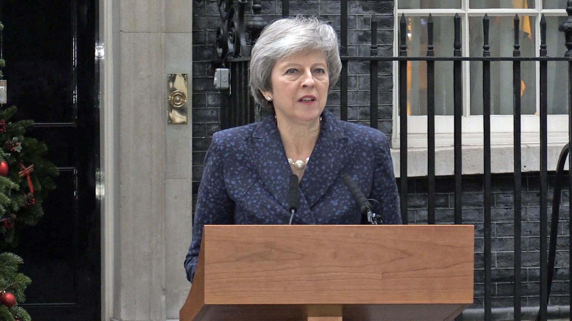 Premierministerin Theresa May gibt vor ihrem Amtssitz eine Erklärung ab.