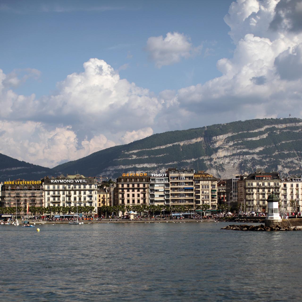 Das Panorama der Stadt Genf, aufgenommen am Sonntag (27.05.2012) von einem Boot aus auf dem Genfer See.