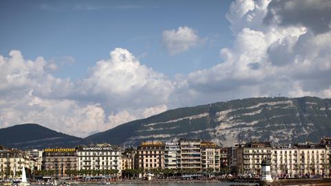 Das Panorama der Stadt Genf, aufgenommen am Sonntag (27.05.2012) von einem Boot aus auf dem Genfer See.