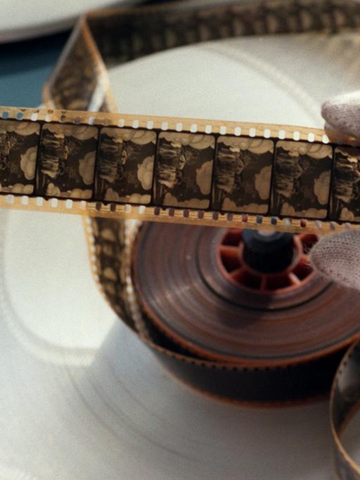 Eine Mitarbeiterin des Filmarchivs Berlin, einer Abteilung des Bundesarchivs, restauriert einen beschädigten Stummfilm auf Nitrobasis für die Umkopierung auf Sicherheitsfilm.