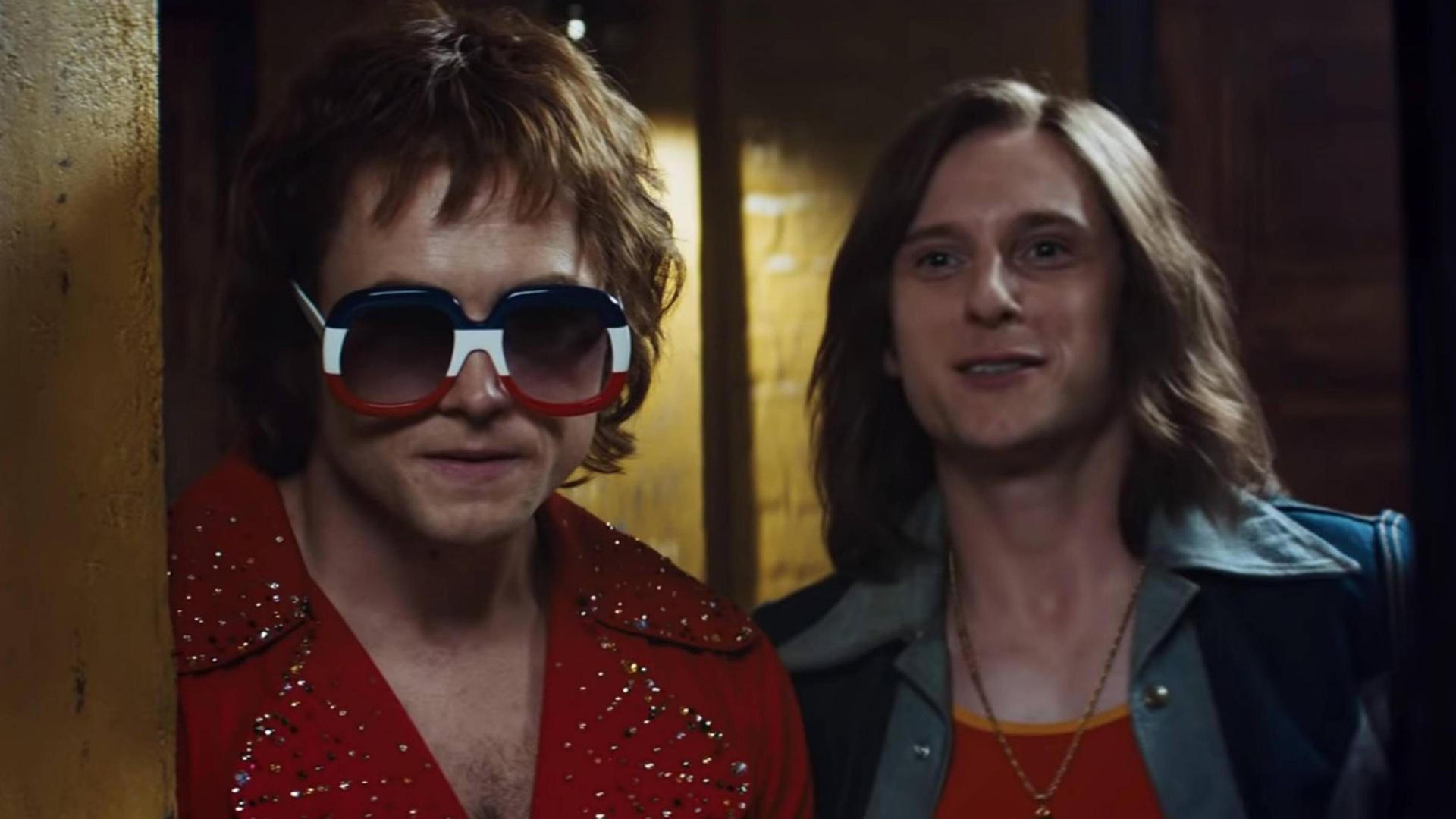 Taron Egerton als Elton John und Jamie Bell als Bernie Taupin in schrillen Bühnenkostümen