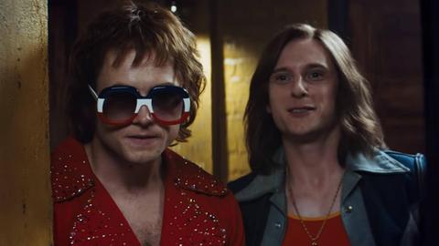 Taron Egerton als Elton John und Jamie Bell als Bernie Taupin in schrillen Bühnenkostümen
