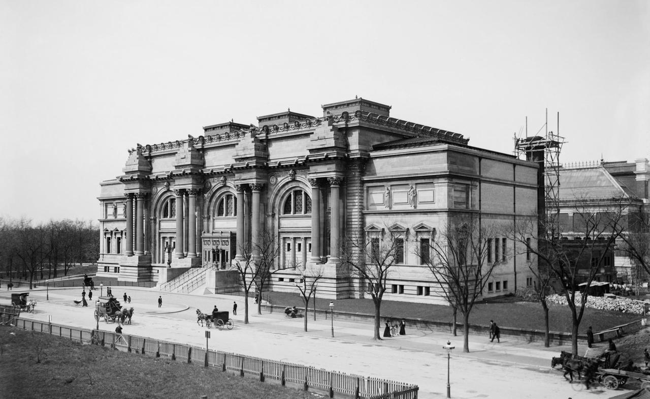 Das Metropolitan Museum of Art in New York City um 1903 auf einem zeitgenössischen Schwarz-weiß-Foto.