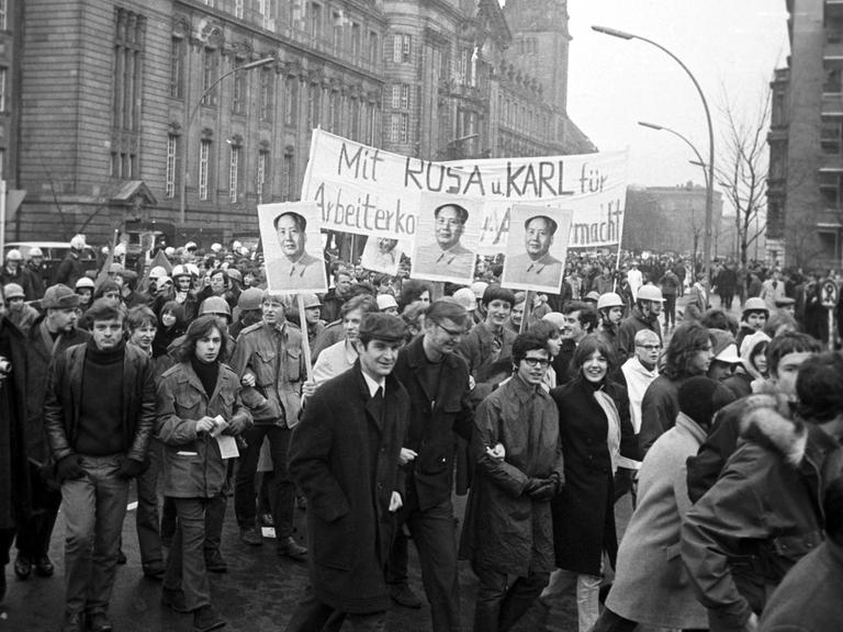Anlässlich des 50. Jahrestags der Ermordung von Rosa Luxemburg und Karl Liebknecht demonstrieren am 18.01.1969 in Westberlin rund 1000 vorwiegend studentische Anhänger der APO (Außerparlamentarische Opposition) gegen die SPD