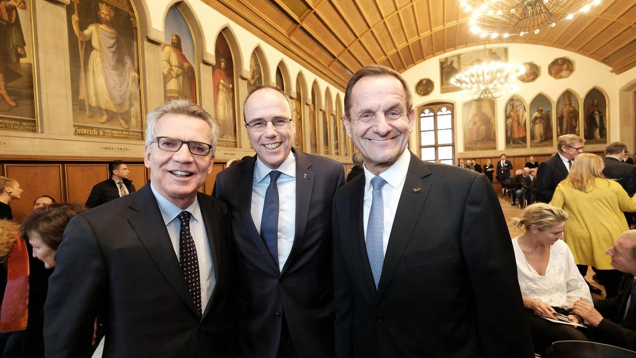 Thomas de Maiziere mit dem hessischen Staatsminister Peter Beuth (CDU) und dem DOSB-Präsident Alfons Hörmann auf dem Neujahrsempfang des Deutschen Olympischen Sportbunds