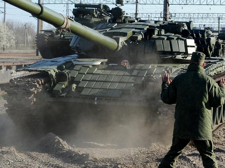 Ein russischer Panzer (hier auf der Krim) - die Ukraine bezichtigt Russland mehrer Grenzverletzungen.