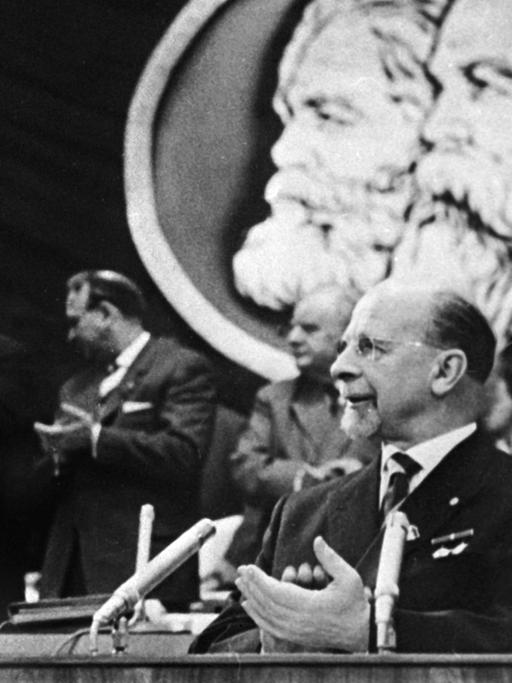Walter Ulbricht beim 6. Parteitag der SED 1963.