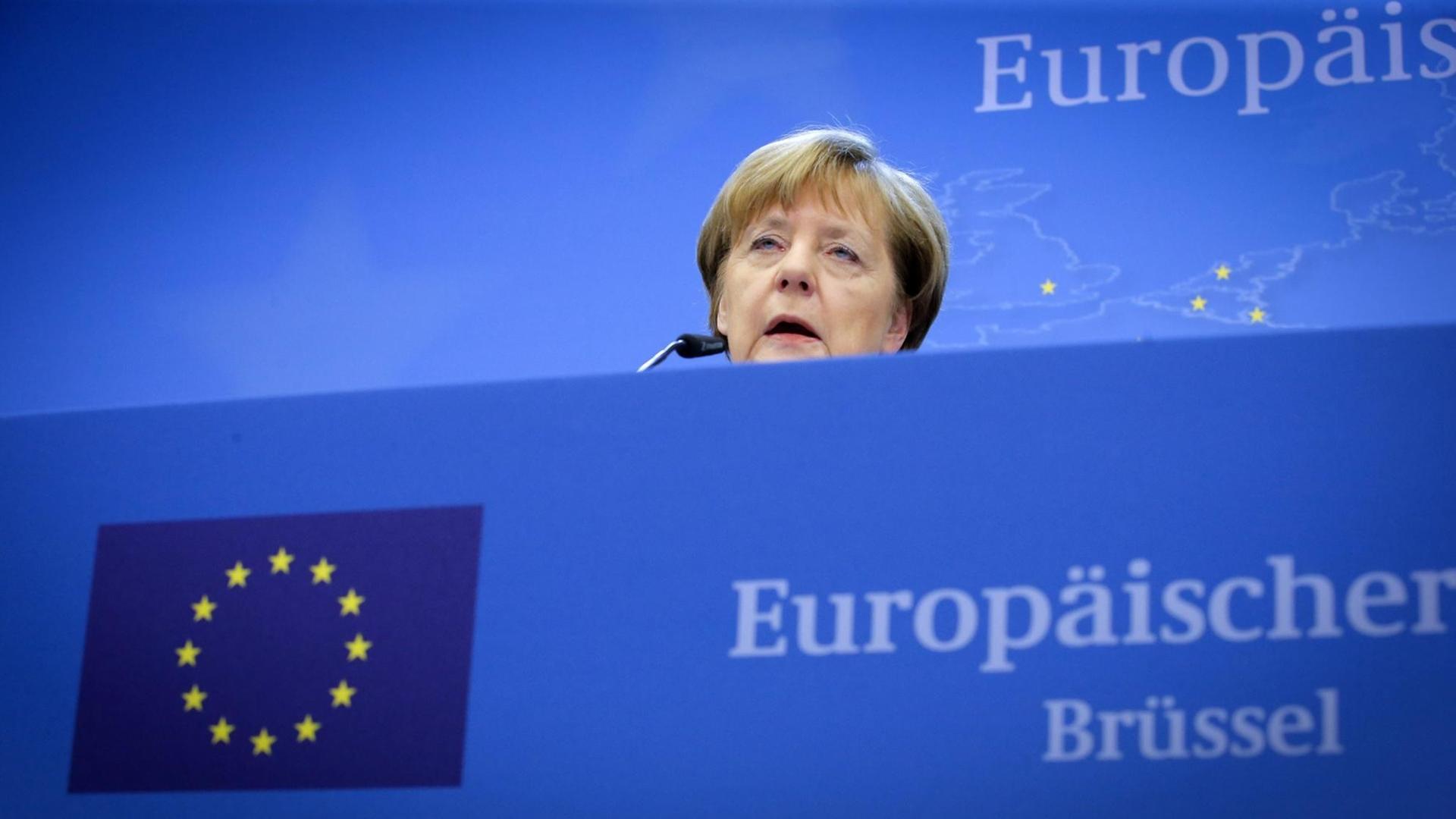 Das Bild zeigt eine einsam wirkende Bundeskanzlerin Merkel auf einer Pressekonferenz beim EU-Gipfel im Februar 2016