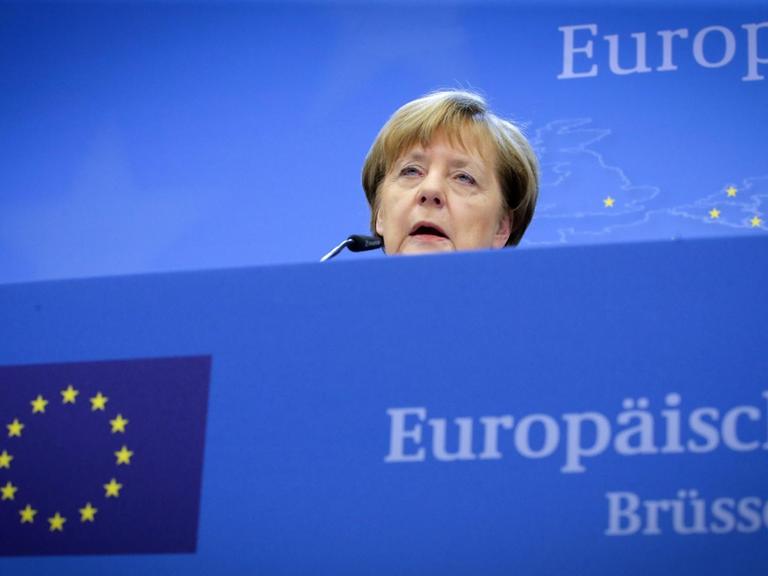 Das Bild zeigt eine einsam wirkende Bundeskanzlerin Merkel auf einer Pressekonferenz beim EU-Gipfel im Februar 2016