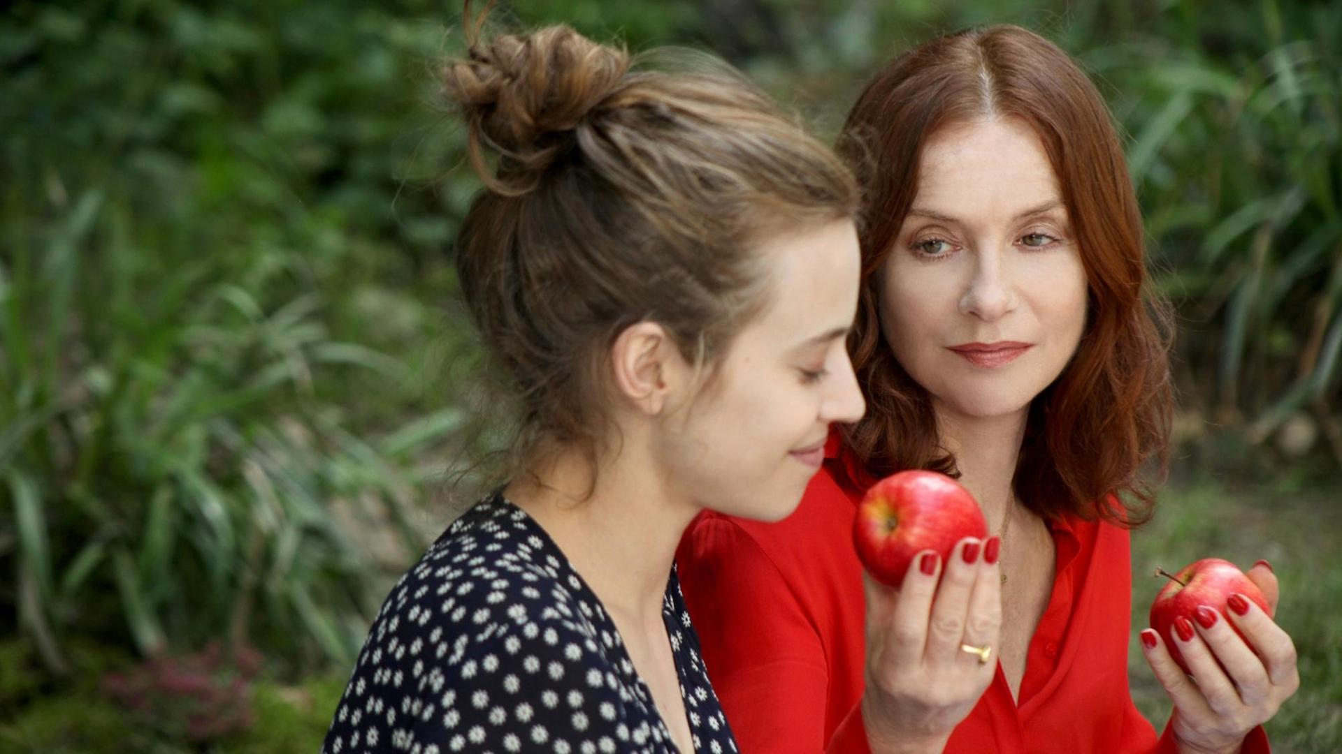 "Scheewittchen" bekommt von der "bösen Stiefmutter" eine Apfel gereicht.