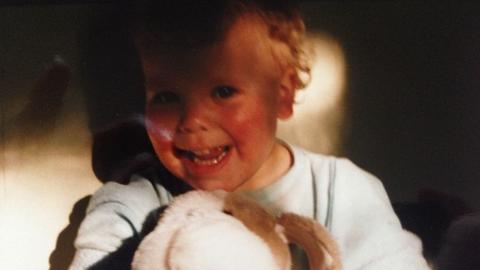 Ein Foto zeigt die Deutschlandfunk-Autorin Felicitas Boeselager als Kind