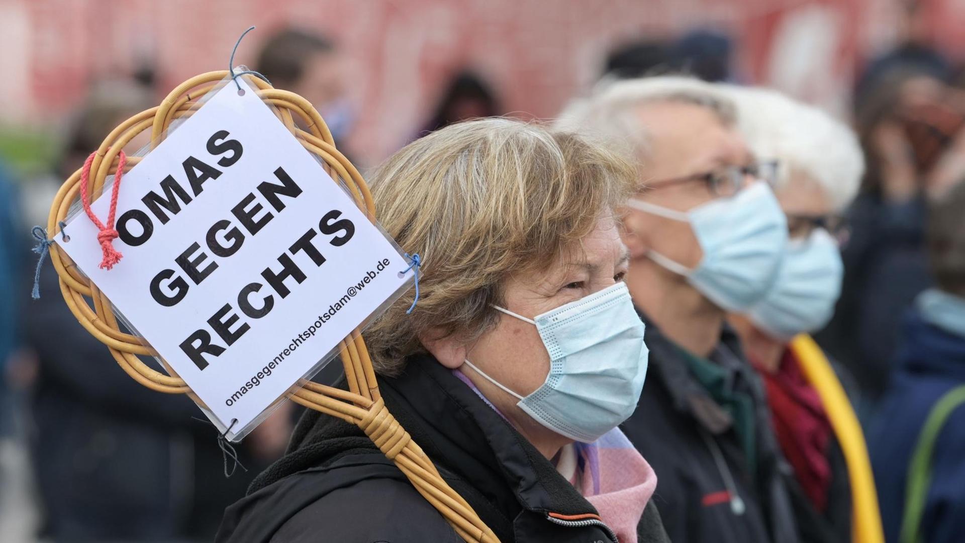 Brandenburg, Potsdam: Drei ältere Frauen mit einem Schild mit der Aufschrift "Omas gegen Rechts" stehen vor dem Landtag bei einer Protestaktion gegen eine Fraktionssitzung der Brandenburger AfD.