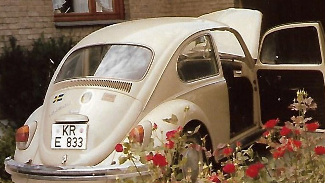 Günther Wessels Käfer 1979. Ein beschfarbender Käfer steht vor einem Haus in einer Einfahrt.