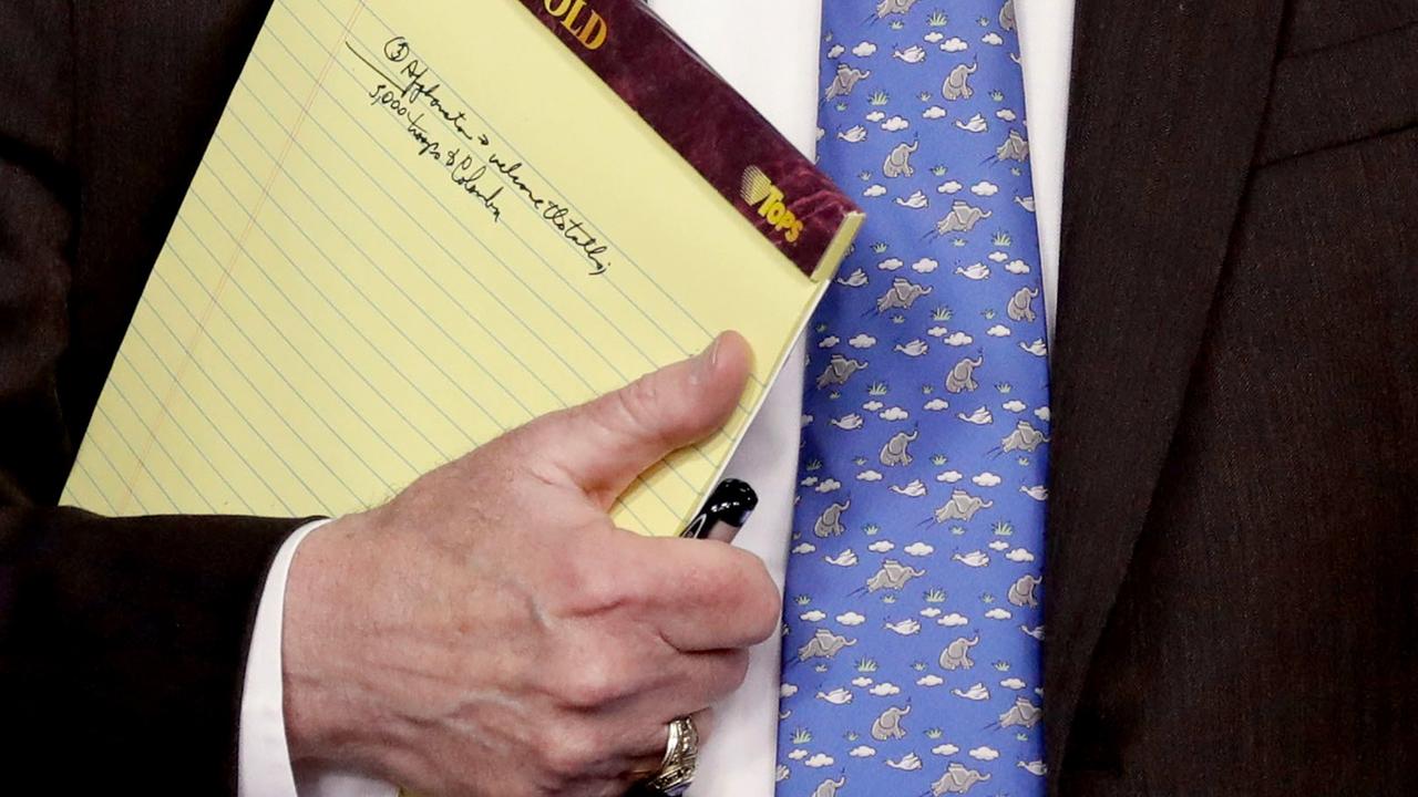 Das Foto zeigt John Bolton, den Nationalen Sicherheitsberater der USA, mit einem gelben Notizblock.