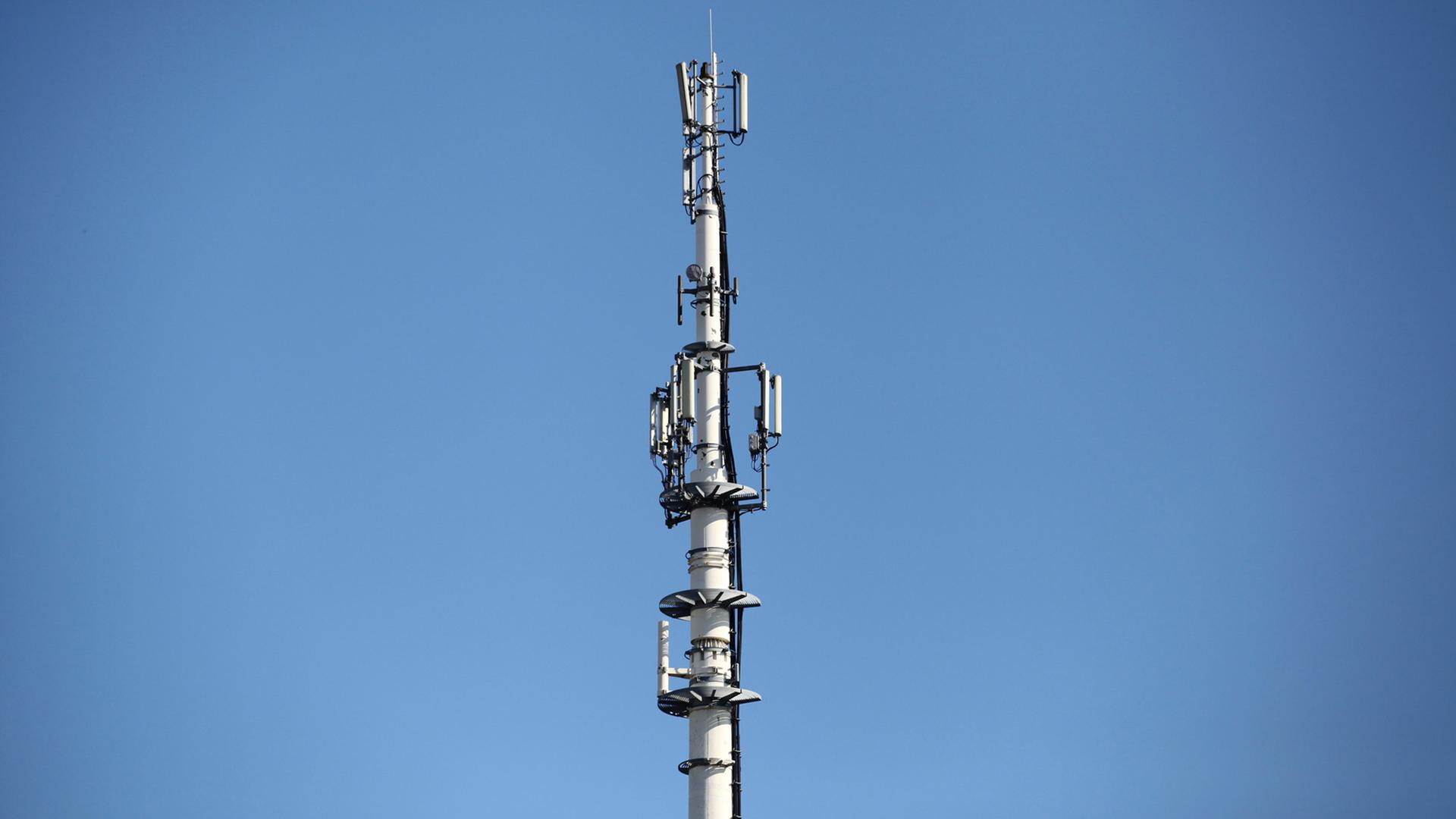 Eine Mobilfunkantenne auf einem Gebäude, aufgenommen in Timmendorfer Strand