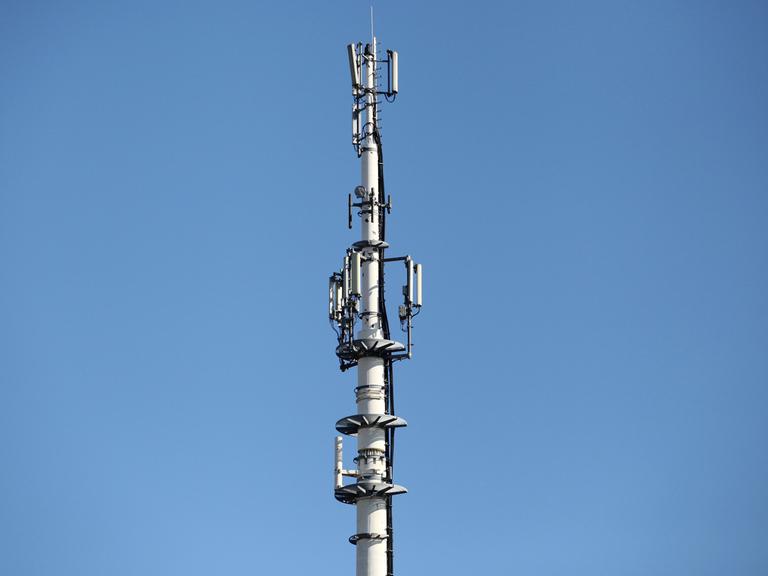 Eine Mobilfunkantenne auf einem Gebäude, aufgenommen in Timmendorfer Strand