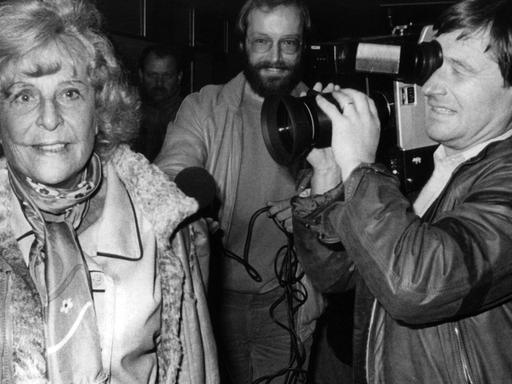 Leni Riefenstahl (l) betritt am 20.11.1984 den Gerichtssaal des Landgerichts Freiburg. Hier beginnt der Prozess, ausgelöst durch den Dokumentarfilm "Zeit des Schweigens und der Dunkelheit" der Filmemacherin Nina Gladitz. "Zeit des Schweigens und der Dunkelheit" setzt sich mit der Rolle Riefenstahls bei der Entstehung ihres Filmes "Tiefland" aus dem Jahre 1940 auseinander.