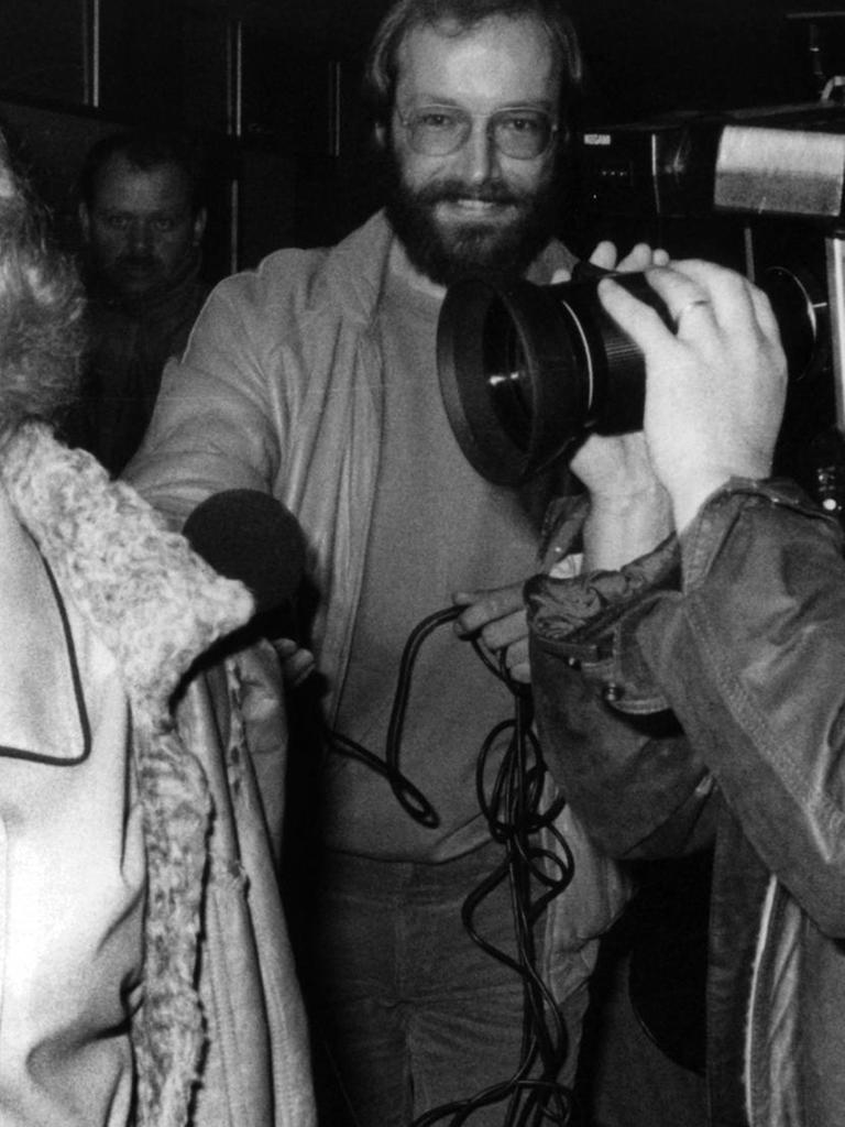 Leni Riefenstahl (l) betritt am 20.11.1984 den Gerichtssaal des Landgerichts Freiburg. Hier beginnt der Prozess, ausgelöst durch den Dokumentarfilm "Zeit des Schweigens und der Dunkelheit" der Filmemacherin Nina Gladitz. "Zeit des Schweigens und der Dunkelheit" setzt sich mit der Rolle Riefenstahls bei der Entstehung ihres Filmes "Tiefland" aus dem Jahre 1940 auseinander.