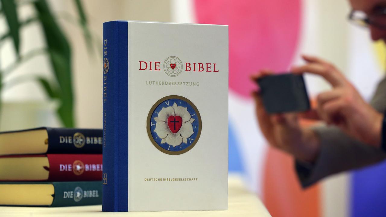 Die neue Druckversion der Lutherbibel ist auf der Frankfurter Buchmesse im Oktober 2016 erschienen.