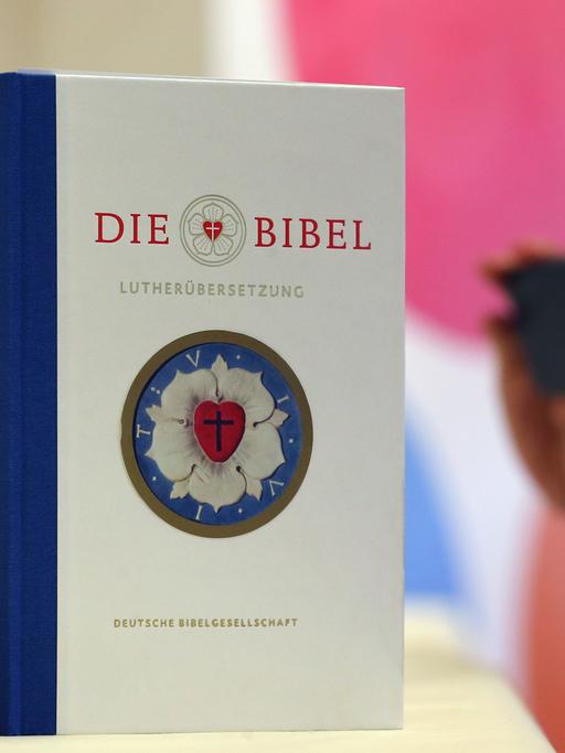 Fünf Jahre wurde der Text der Bibel geprüft und überarbeitet: Die neue Druckversion der Lutherbibel erscheint am 19. Oktober.