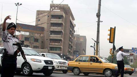 Polizisten regeln den Verkehr in Bagdad