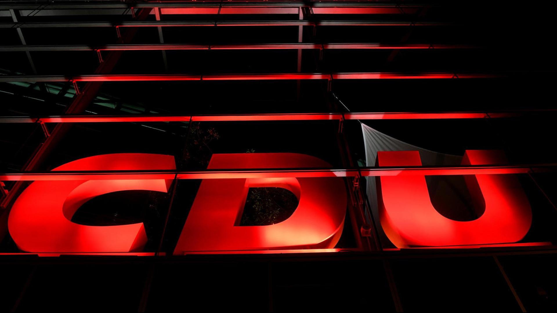 Das Logo der CDU ist in Berlin an der CDU-Zentrale, dem Konrad-Adenauer-Haus, rot beleuchtet.