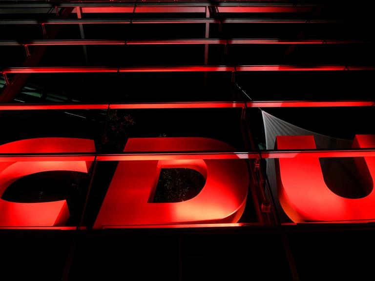 Das Logo der CDU ist in Berlin an der CDU-Zentrale, dem Konrad-Adenauer-Haus, rot beleuchtet.