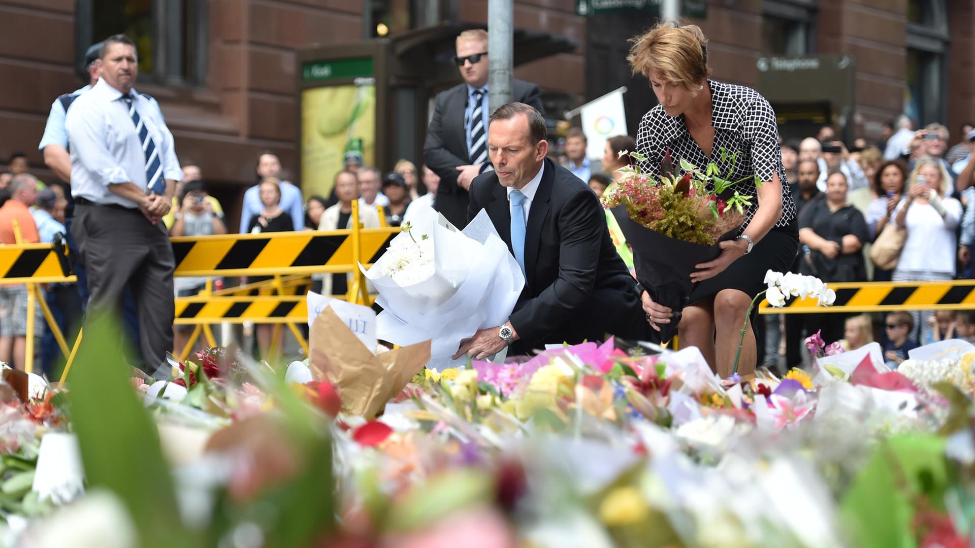 Nach der Geiselnahme in einem Café in Sydney: Australiens Premierminister Tony Abbott und seine Frau Margaret legen Blumen nieder