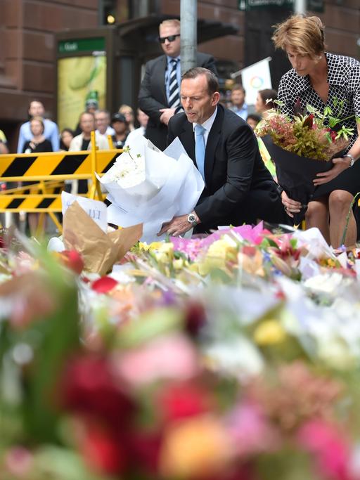 Nach der Geiselnahme in einem Café in Sydney: Australiens Premierminister Tony Abbott und seine Frau Margaret legen Blumen nieder