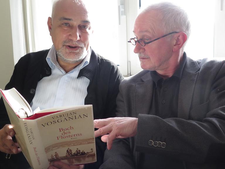 Der Politiker und Schriftsteller Varujan Vosganian, Autor von "Buch des Flüsterns" zusammen mit dem Übersetzer Ernest Wichner zu Gast bei Deutschlandradio Kultur.