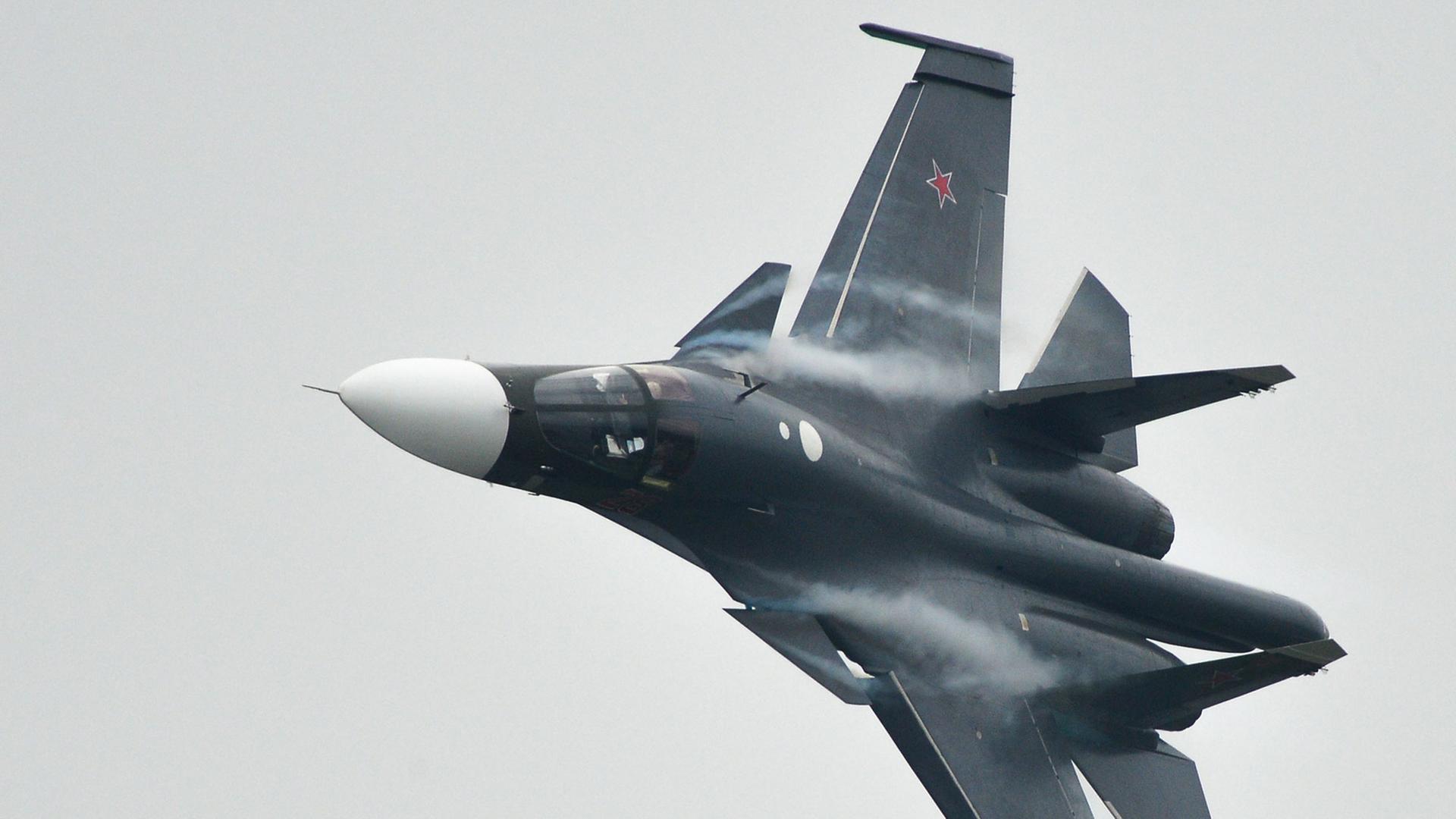Ein russischer Su-34 Kampfjet fliegt bei einer Flugveranstaltung in Zhukovsky.