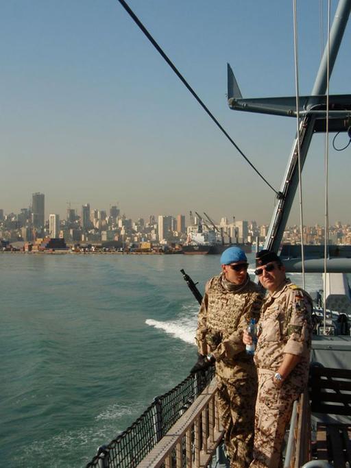 Das Schnellboot Frettchen verläßt den Hafen von Beirut. Im Hintergrund die Skyline von Beirut. Im Vordergrund Fregattenkapitän Martin Kübler mit einem Marinesoldaten.