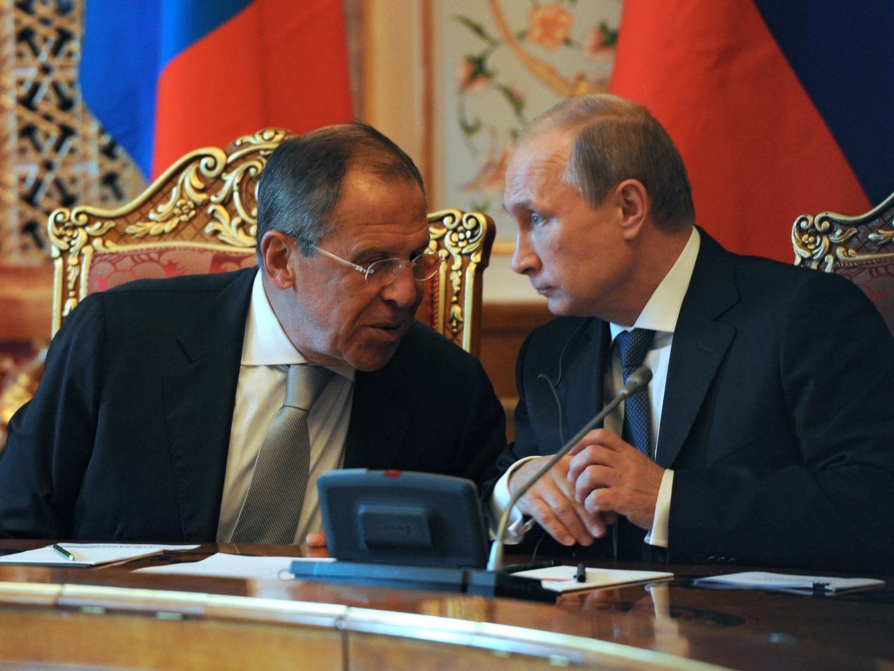 Wladimir Putin mit seinem Außenminister Sergej Lawrow.