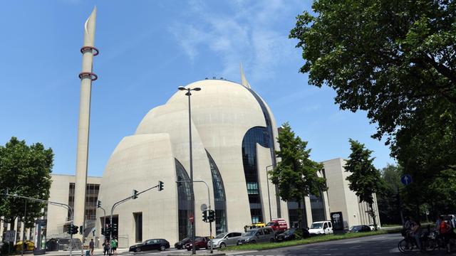 Die Zentral-Moschee in Köln von außen.