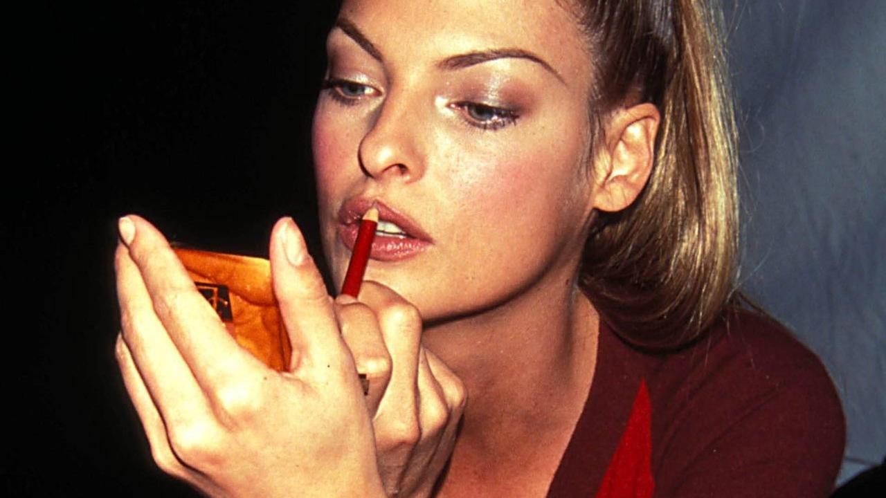 Linda Evangelista schminkt sich, Backstage bei einer Fashion Show 1996.