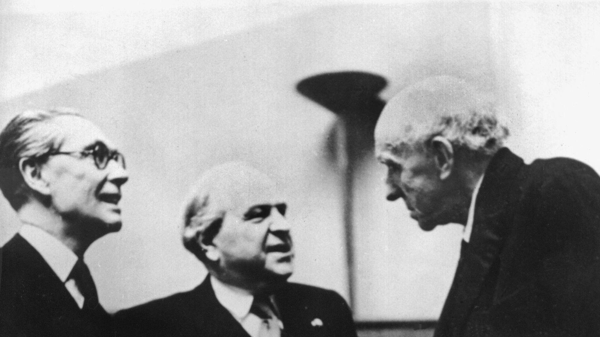 Der britische Staatsminister Philip John Noel-Baker (L.), der norwegische Politiker Carl Joachim Hambro (M.) und Lord Edgar Algernon Robert Cecil (R.) während der letzten Sitzungsperiode des Völkerbundes am 12.4.1946 in Genf.