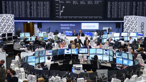 Journalisten, Gäste und Zalando-Mitarbeiter bevölkern am 01.10.2014 beim Börsengang des Online-Händlers Zalando SE in Frankfurt am Main (Hessen) das Parkett der Wertpapierbörse.