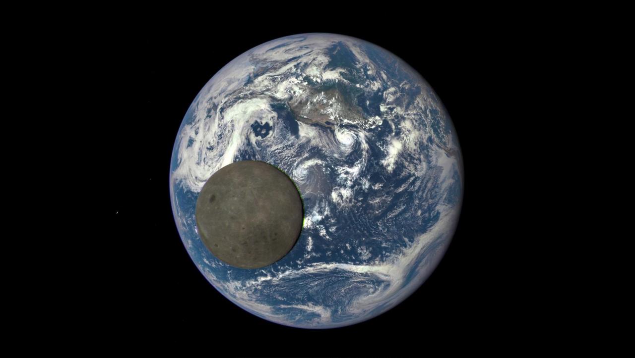 Der Mond mit voll beleuchteter Rückseite vor der Erde (NASA)
