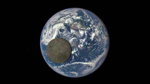 Der Mond mit voll beleuchteter Rückseite vor der Erde