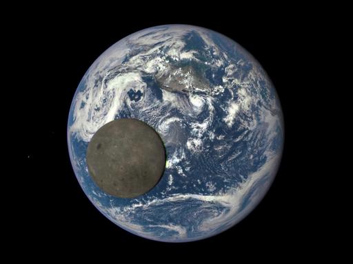 Der Mond mit voll beleuchteter Rückseite vor der Erde