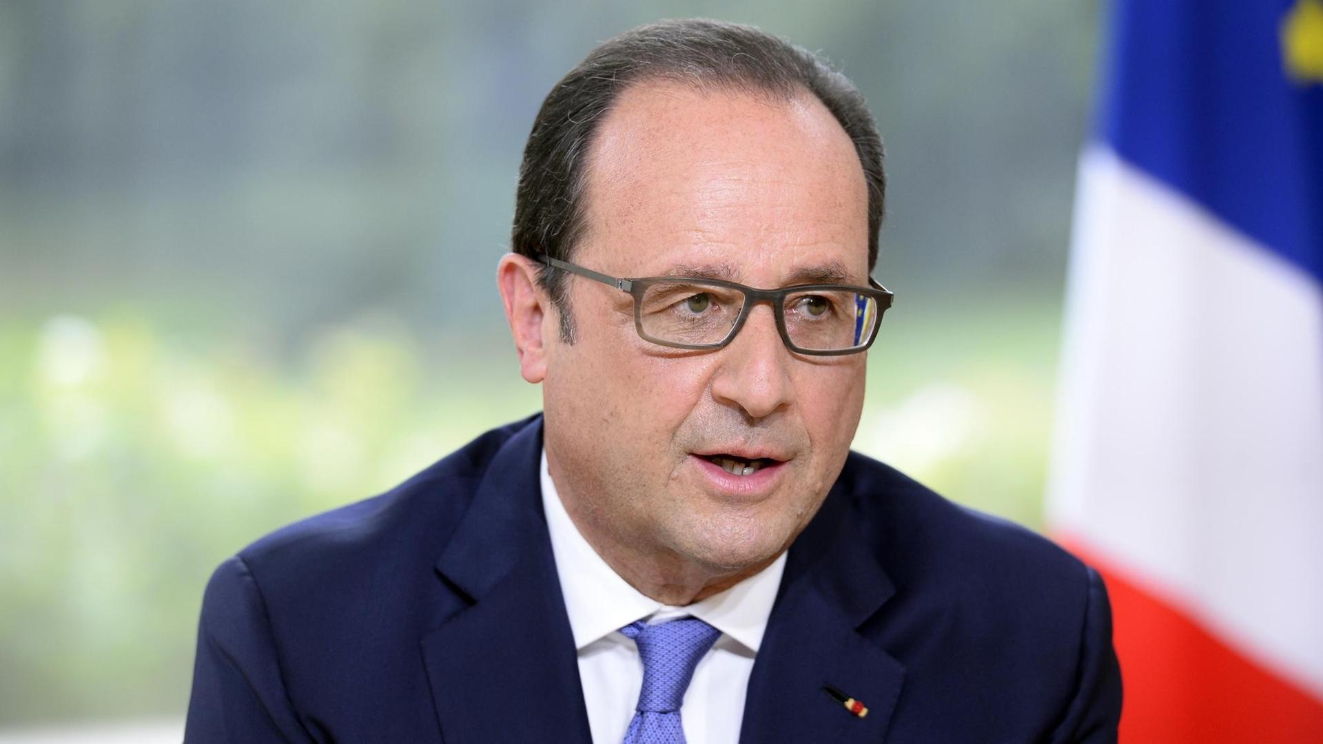 Frankreichs Präsident Hollande im Fernsehen am 14. Juli 2015