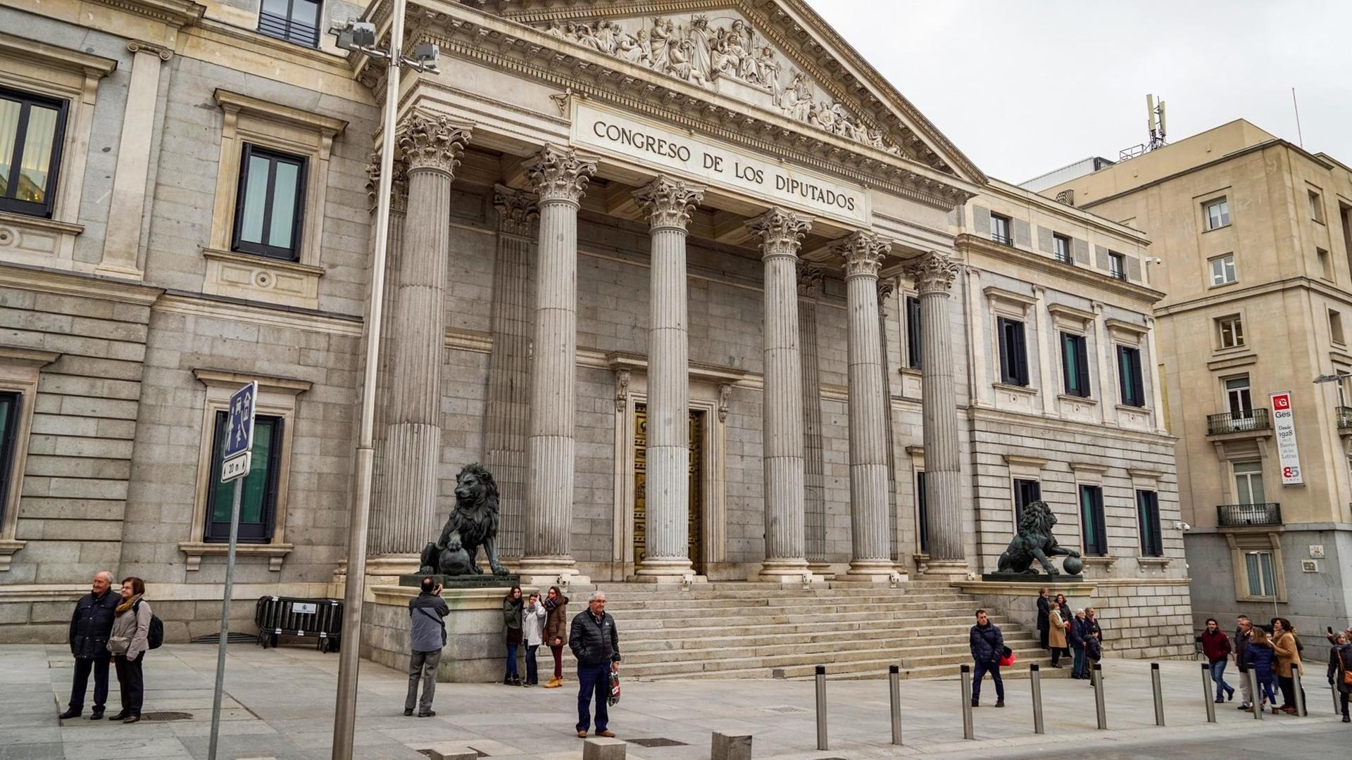 Spanien: Haupteingang des spanischen Parlaments 'Congreso de los Diputados', Madrid Foto vom 30 Dezember 2015.