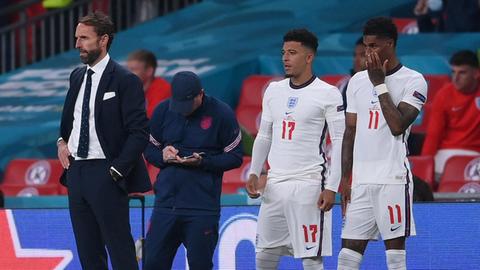 Das Foto zeigt den englischen Trainer Gareth Southgate (Links) neben Jadon Sancho (Mitte) und Marcus Rashford beim EM-Finale.