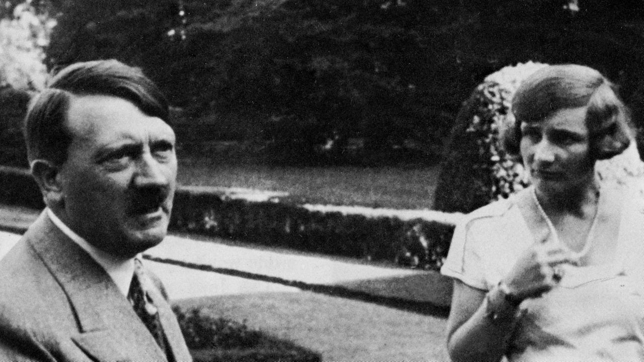 Adolf Hitler mit seiner britischen Freundin Unity Mitford im Englischen Garten in München.