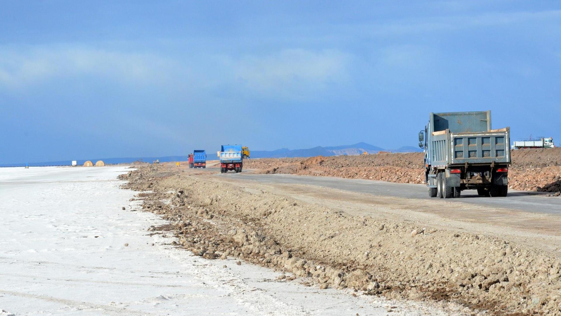 Die mitten im Salzsee von Uyuni aufgeschüttete Straße zum geplanten 40 Quadratkilometer großen Abbaukomplex von Lithium und Kalium in Bolivien.