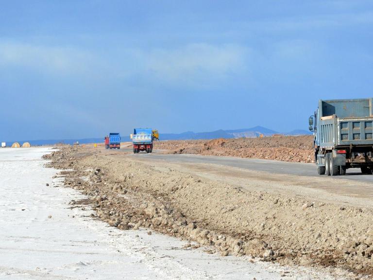 Die mitten im Salzsee von Uyuni aufgeschüttete Straße zum geplanten 40 Quadratkilometer großen Abbaukomplex von Lithium und Kalium in Bolivien.